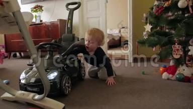 幼儿男孩和电动车.